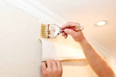 Pose de papier peint à Tichey — revêtements muraux et toiles de verre
